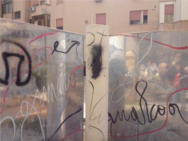 Monumento a piazzale Anita Garibaldi imbrattato con le bombolette spray
