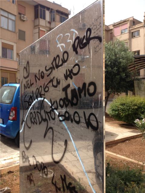 Monumento a piazzale Anita Garibaldi imbrattato con le bombolette spray