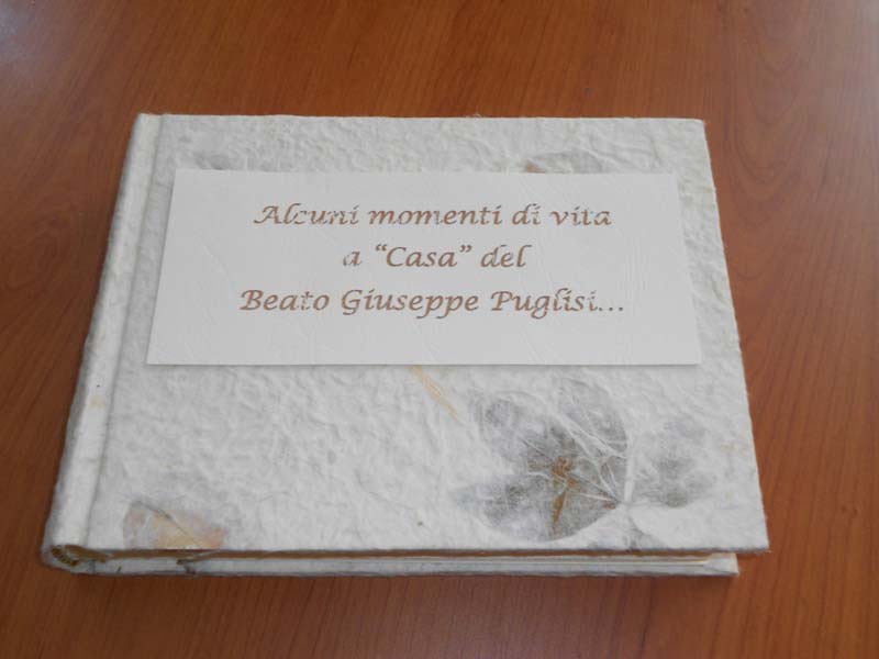 In dono a Papa Francesco un album di foto di 3P 'Alcuni momenti di vita' a casa del Beato Giuseppe Puglisi