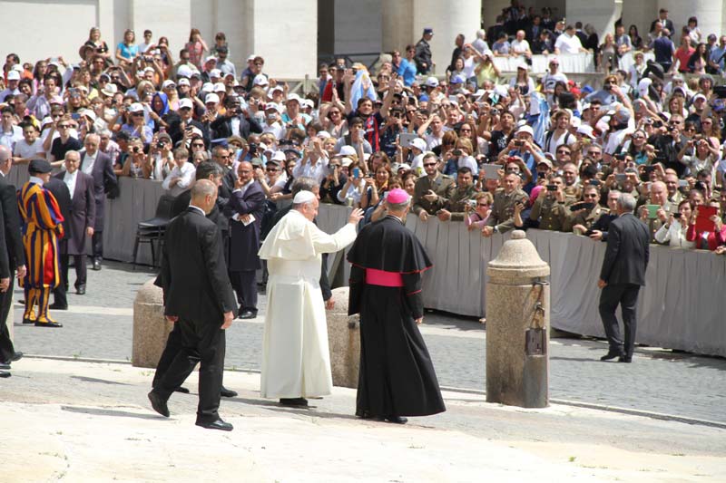 Il Papa saluta la folla di pellegrini