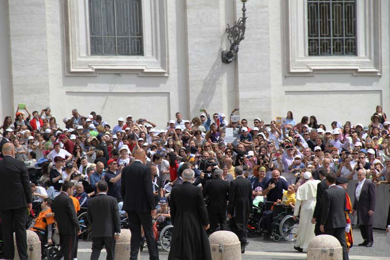 Il Papa saluta gli ammalati