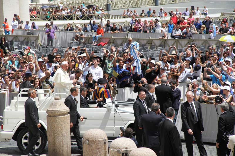 Ultimo saluto del Papa dalla papa mobile