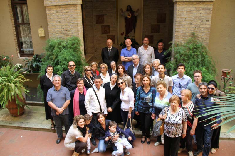 Foto di Gruppo del Centro con le Suore Maestre Pie di Santa Rosa Venerini, in particolare con la Madre Generale Suor Eliana Massimi e con Suor Cecilia