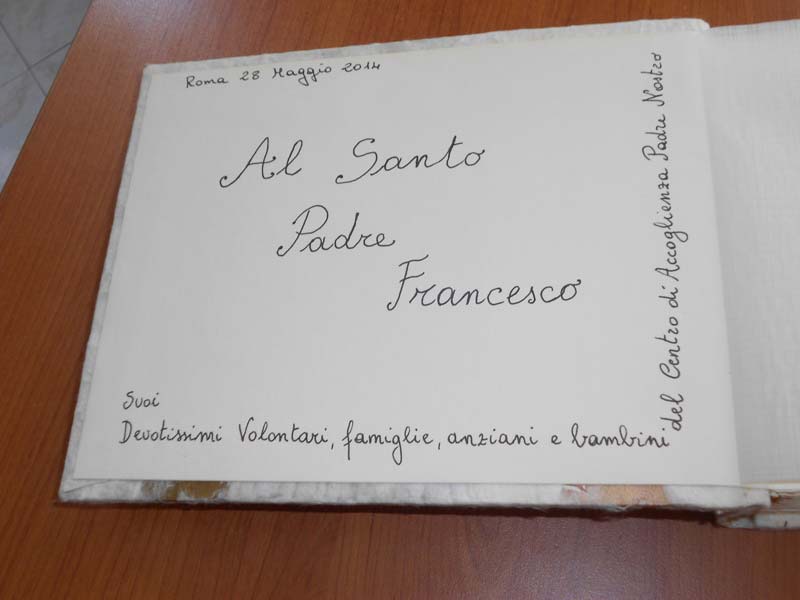 In dono a Papa Francesco un album di foto di 3P 'Alcuni momenti di vita' a casa del Beato Giuseppe Puglisi