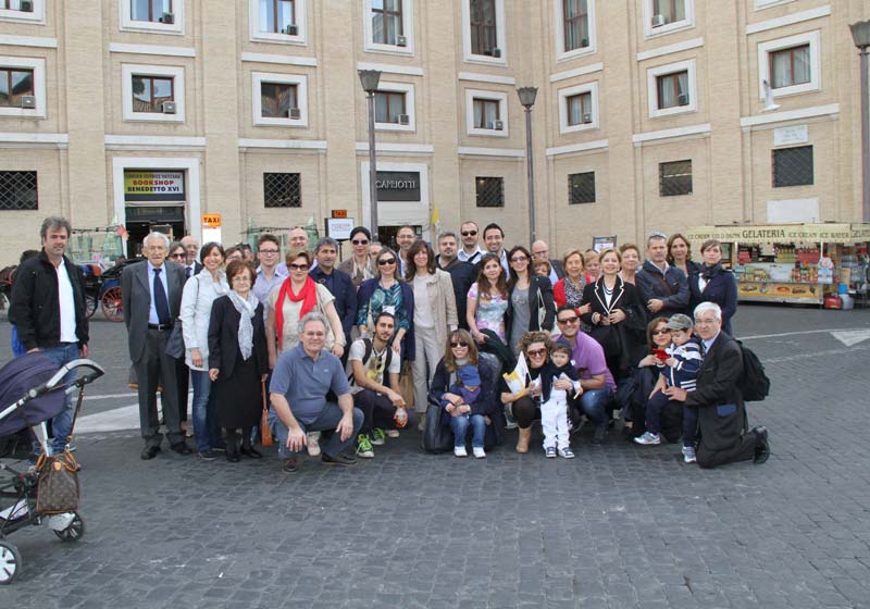 Foto del Gruppo del Centro di Accoglienza Padre Nostro in via della Conciliazione, poco prima dell�Udienza