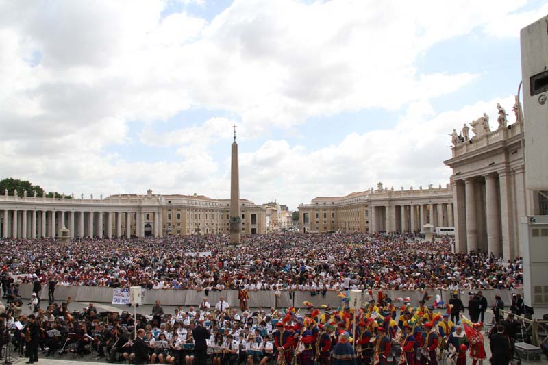 Foto di Piazza San Pietro gremita di pellegrini partecipanti all�udienza