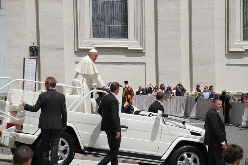Papa Francesco nella sua prima uscita con la papa mobile