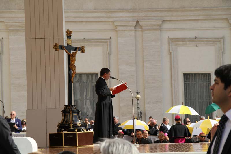 Il monsignore officiale della segreteria di stato d� lettura ai gruppi presenti all�Udienza e viene citato il Centro di Accoglienza Padre Nostro