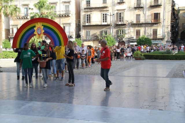 Un fiore per il Beato Puglisi - Il corteo entra in Cattedrale


