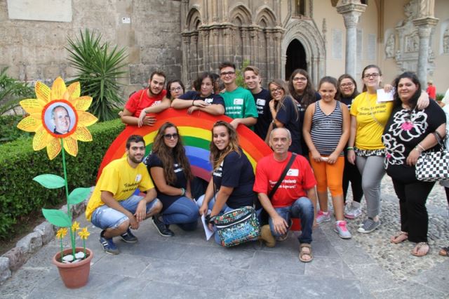 Un fiore per il Beato Puglisi - I giovani del Centro di Accoglienza Padre Nostro
