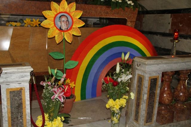 Un fiore per il Beato Puglisi - I doni dei ragazzi del Centro di Accoglienza Padre Nostro sul sepolcro del Beato Puglisi
