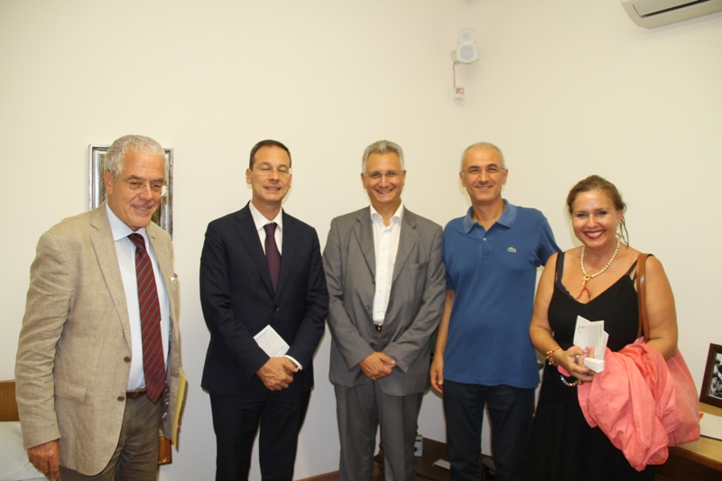 L'On Lupo, l'Assessore Regionale ai Beni Culturali, Dott. A. Purpura, il Capo di Gabinetto dell'Ass.to Regionale ai Beni culturali, Dott. G. Pennino, con Maurizio Artale visitano la Casa Museo del Beato Puglisi