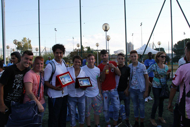 Memorial 3P - La squadra del Centro di Accoglienza Padre Nostro, insieme alla campionessa del calcio femminile Pamela Conti


