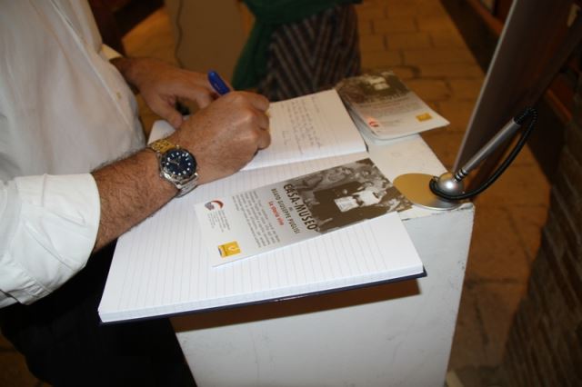 Registro delle firme della 'Mostra sulla vita di 3P e Immagini per riflettere'