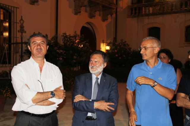 L'On. Tot� Cordaro, l'Ass. Francesco Maria Raimondo e il Presidente del Centro di Accoglienza Padre Nostro Maurizio Artale