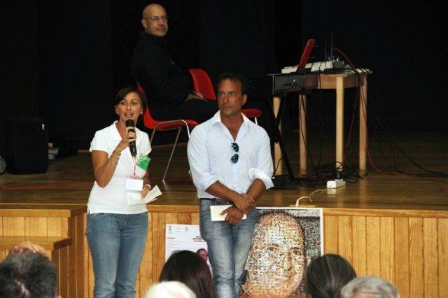 Laura Stallone, volontaria del Centro di Accoglienza Padre Nostro, e l'educatore Sergio Santoro introducono il concerto