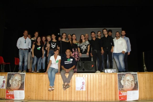 Foto di gruppo alla fine del concerto con il personale della C.C. Pagliarelli di Palermo, i membri dell'Associazione 'I Solisti di Operalaboratorio' e alcuni volontari del Centro di Accoglienza Padre Nostro