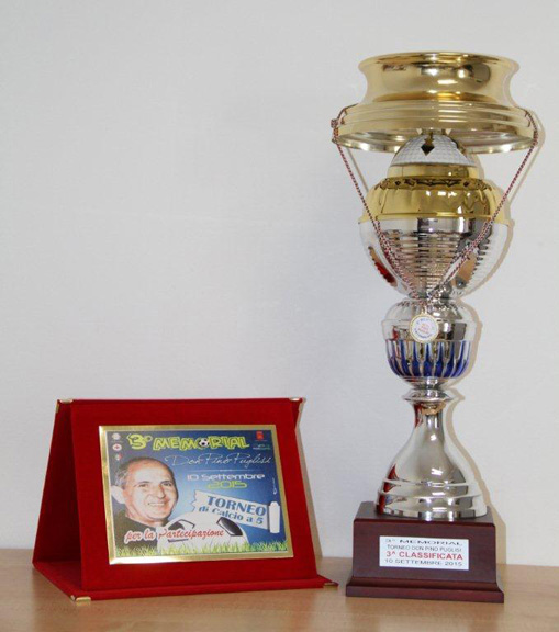 Memorial 3P - La coppa della squadra terza classificata e la targa ricordo del III Memorial


