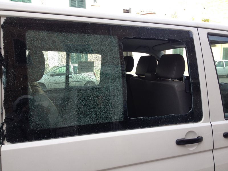 Gli effetti dell'atto vandalico al pulmino del Centro di Accoglienza Padre Nostro