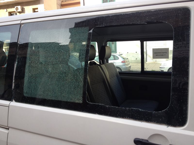 Gli effetti dell'atto vandalico al pulmino del Centro di Accoglienza Padre Nostro