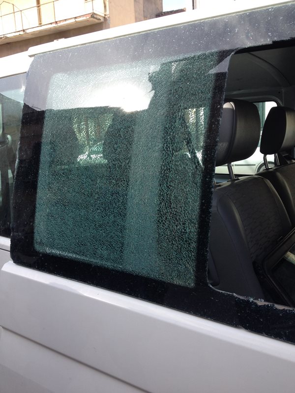 Gli effetti dell'atto vandalico al pulmino del Centro di Accoglienza Padre Nostro