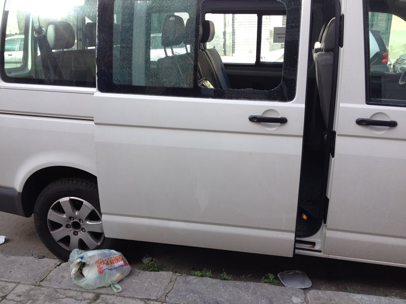 Pulmino vandalizzato