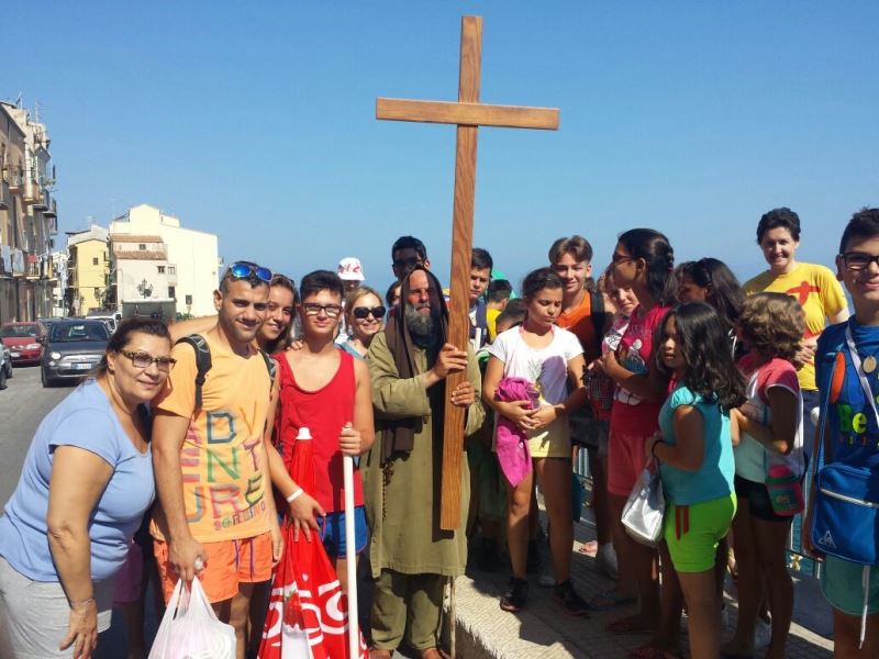 Biagio Conte con i bambini, gli operatori e i volontari del Centro di Accoglienza Padre Nostro a Cefal�
