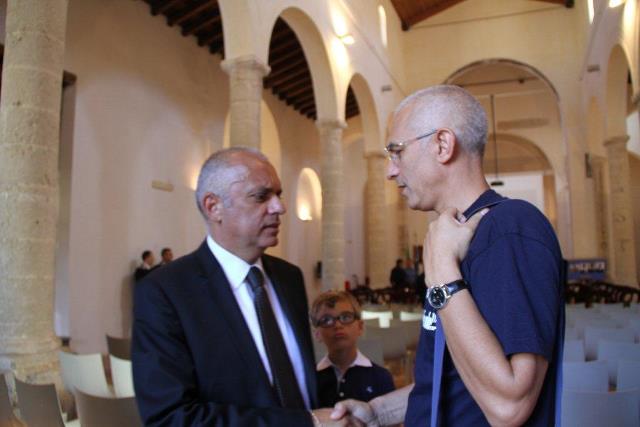 Il Presidente Maurizio Artale porge i suoi omaggi a Giovanni Chinnici figlio del giudice Rocco Chinnici
