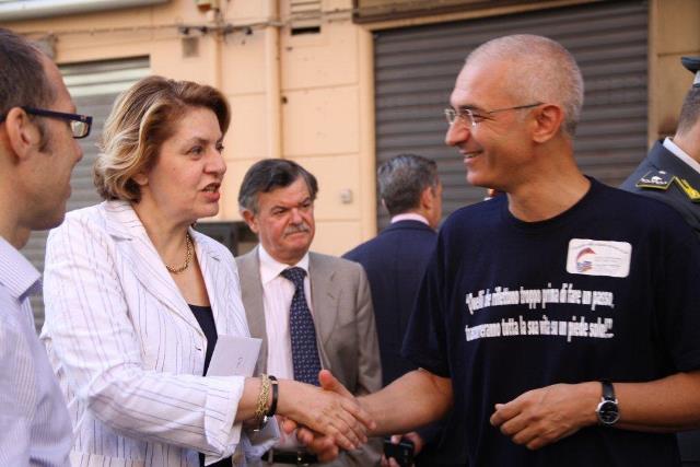 Il Presidente del Centro di accoglienza Padre Nostro Maurizio Artale porge i suoi omaggi a Caterina Chinnici, figlia del giudici assassinato
