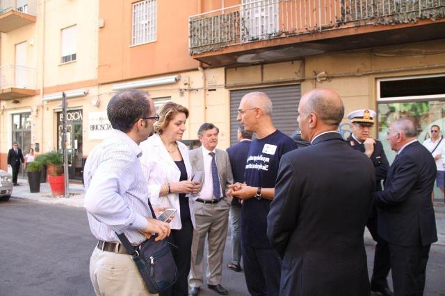 Il Presidente del Centro di accoglienza Padre Nostro Maurizio Artale porge i suoi omaggi a Caterina Chinnici, figlia del giudici assassinato
