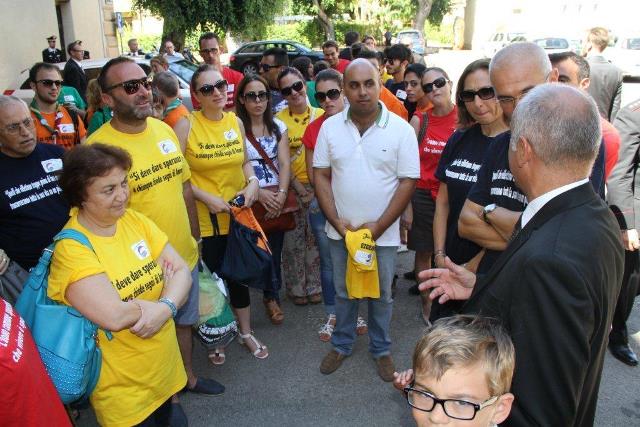 Giovanni Chinnici e Maurizio Artale insieme ai volontari e bambini del Centro di Accoglienza Padre Nostro
