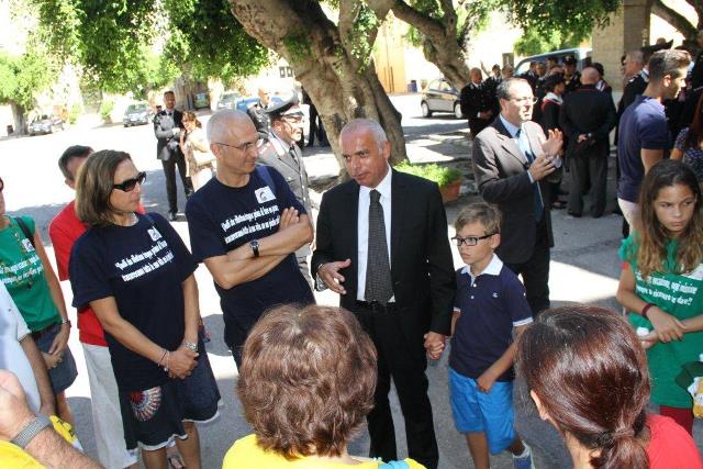 Giovanni Chinnici e Maurizio Artale insieme ai volontari e bambini del Centro di Accoglienza Padre Nostro
