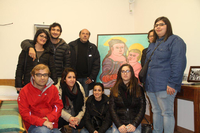 Foto di gruppo con il pittore Mauri Lucchese e una delle sue opere, 'La Nativit�', donata al Centro di Accoglienza Padre Nostro