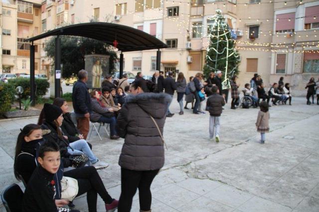 Natale in Casa Puglisi: p.le Anita Garibaldi addobbata a festa