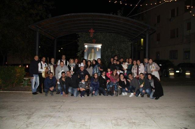 Natale in Casa Puglisi: foto di gruppo con la gente che ha partecipato all'evento