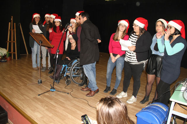 I volontari in servizio civile cantano la canzone 'We are the world'