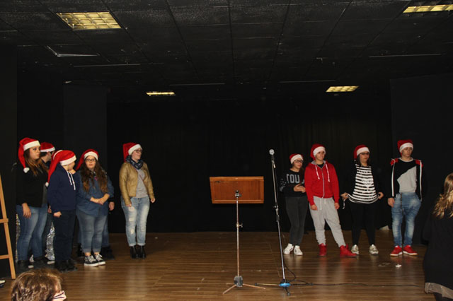 Il gruppo Giovani e Adolescenti cantano la canzone 'Rap del presepe'