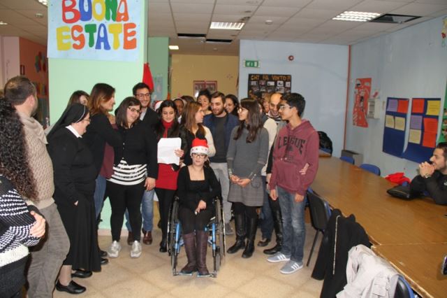 Cena di Natale al Centro Padre Nostro: i volontari in servizio civile cantano la canzone 'We are the world'