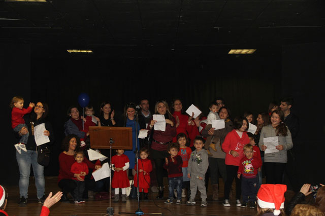 I bambini dello spazio gioco 18-36 mesi cantano  la canzone 'Cammina Cammina'