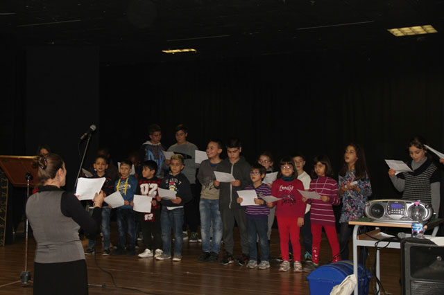 I bambini del recupero scolastico cantano la canzone 'Tu scendi dalle stelle'
