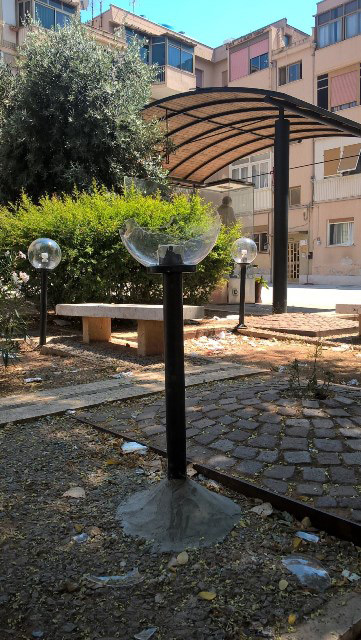 Atto vandalico a piazzale Anita Garibaldi