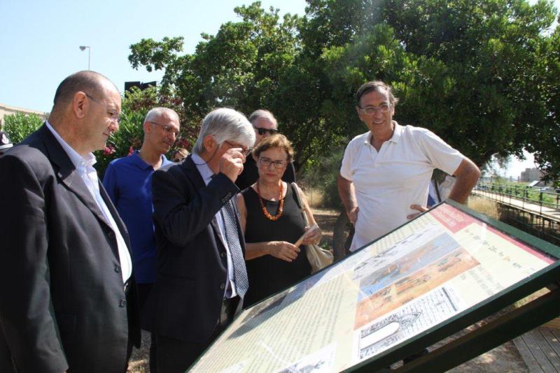 Presenti: il vicesindaco, Dott. Emilio Arcuri; Il soprintendente Maria Elena Volpes e l'Archeologo Stefano Vassallo; l'On. Pietro Alongi;
CC Ucciarddone - Direttore Dott.ssa Rita Barbera e responsabile Area Educativa, Dott. Nunzio Brugognone; CC Pagliarelli - responsabile Area Educativa Dott.ssa, Rosaria Puleo; Direttore Fondazione Giovanni Paolo II, Angiolo Rossi