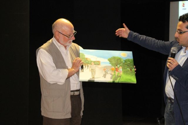 Franco Puglisi riceve il quadro realizzato da Francesco Licciardi