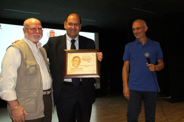 Dono della targa in memoria del Beato Giuseppe Puglisi all'On. Piero Alongi