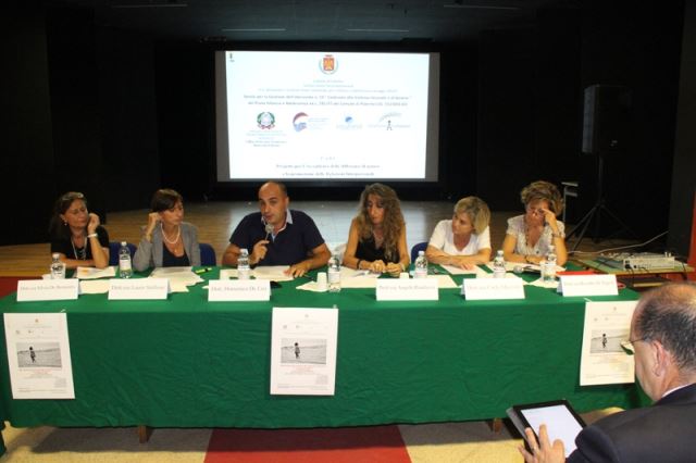 I relatori: Dott.ssa Silvia De Bernardis (Assistente Sociale Specialista, Consulente Progetto P.A.R.I., Comunit� Alloggio Minori Girasole Opera Pia Riccobono), Dott.ssa Laura Stallone (Psicologa Centro di Accoglienza Padre Nostro, Coordinatrice Progetto P.A.R.I.), Dott. Domenico De Lisi (A.S. Coordinatore S.S. Centro di Accoglienza Padre Nostro e moderatore della Tavola Rotonda), Prof.ssa Angela Randazzo (Dirigente Scolastico Educandato Statale Maria Adelaide - Istituto Superiore Statale Comprensivo), Dott.ssa carla Mazzola (Psicopedagogista, Osservatorio U.S.P. Palermo, Componente U.S.R. Equipe contro abuso e maltrattamento), Dott.ssa Rosalba Di Napoli (Psicopedagogista, Osservatorio U.S.P. Palermo, Componente U.S.R. Equipe contro abuso e maltrattamento)