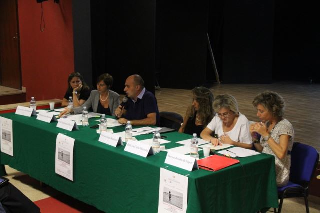 Il Dott. Domenico De Lisi modera la Tavola Rotonda