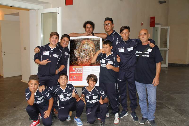 Foto di gruppo dei ragazzi del progetto 'Sport is Life' del Centro Polivalente Sportivo 'Padre Pino Puglisi e Padre Massimiliano Kolbe'