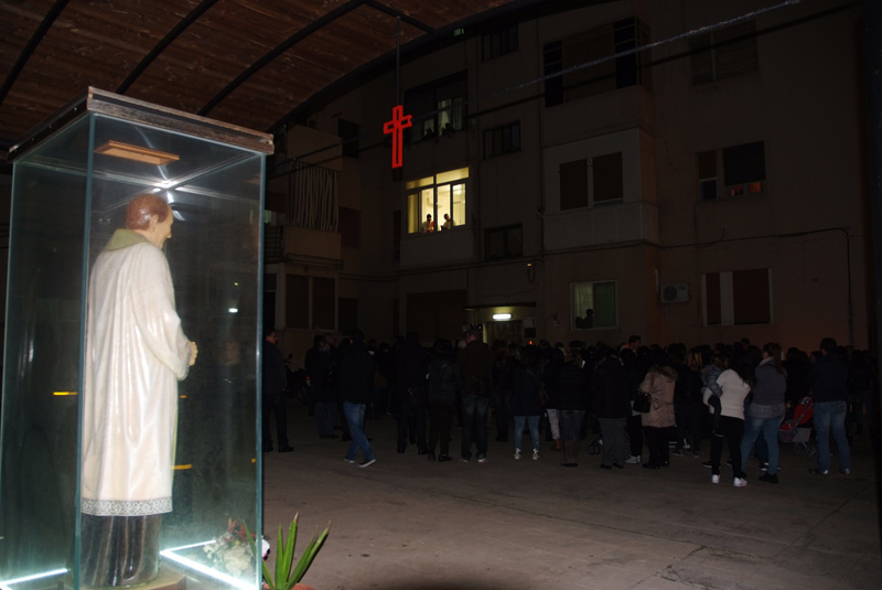 La gente riunita a piazzale Anita Garibaldi
