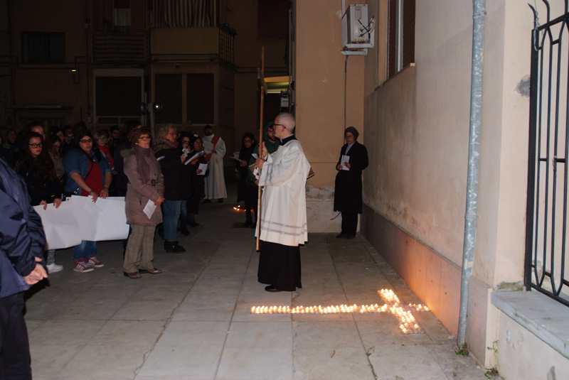 Le candele disposte dai fedeli a forma di croce
