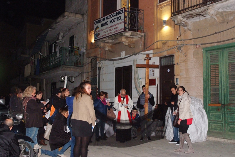 Via Crucis Centro di Accoglienza PadreNostro e Parrocchia San Gaetano